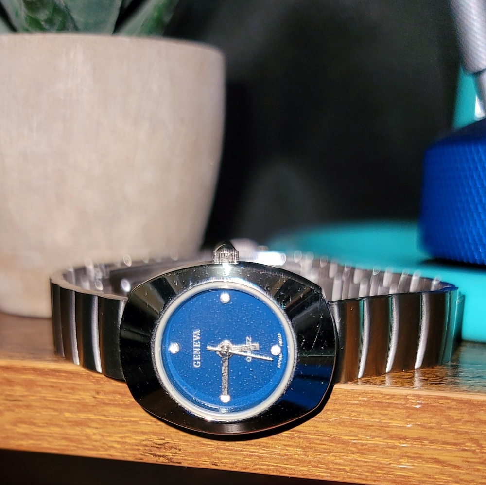 Ladies vintage "Geneva Quartz " watch. 6.1/2  band full chrome case and band.